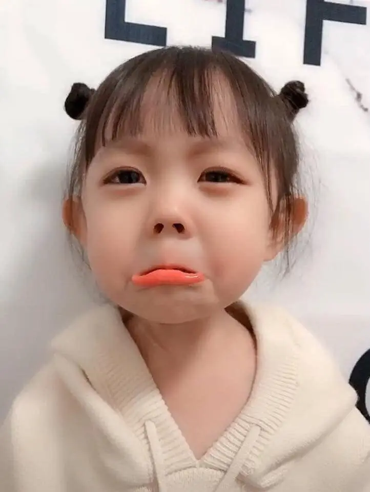 Hình ảnh em bé Hàn Quốc cười đùa vui vẻ trong khung cảnh tự nhiên
