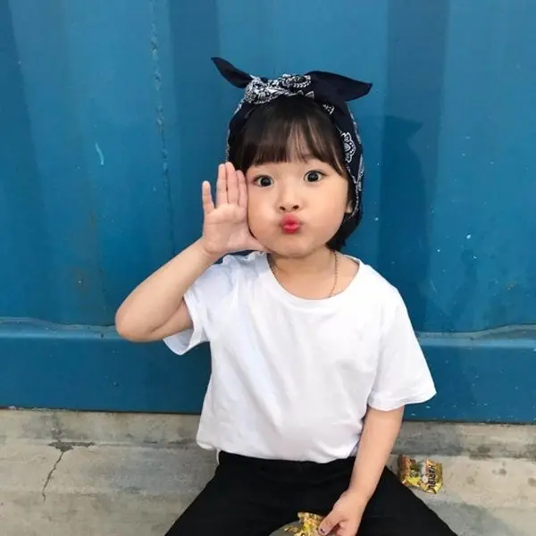 Em bé Hàn Quốc tạo dáng ngộ nghĩnh với biểu cảm tinh nghịch