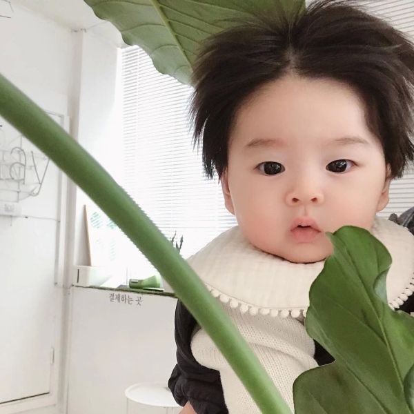 Nét dễ thương tự nhiên của em bé Hàn Quốc trong bộ đồ đơn giản