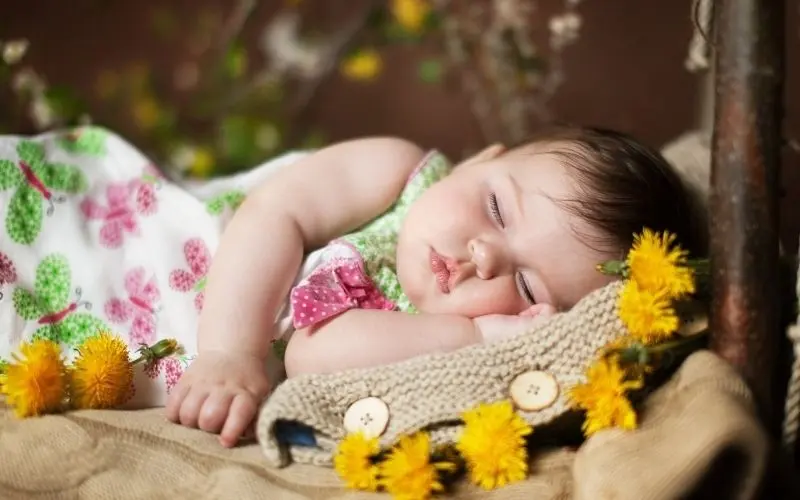 Khoảnh khắc ngộ nghĩnh của em bé Hàn Quốc khi đội mũ len