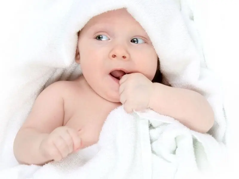 Em bé cute với đôi má phúng phính siêu dễ thương