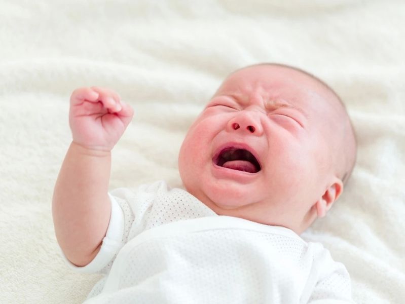 Khoảnh khắc đáng yêu của em bé khóc với đôi má phúng phính