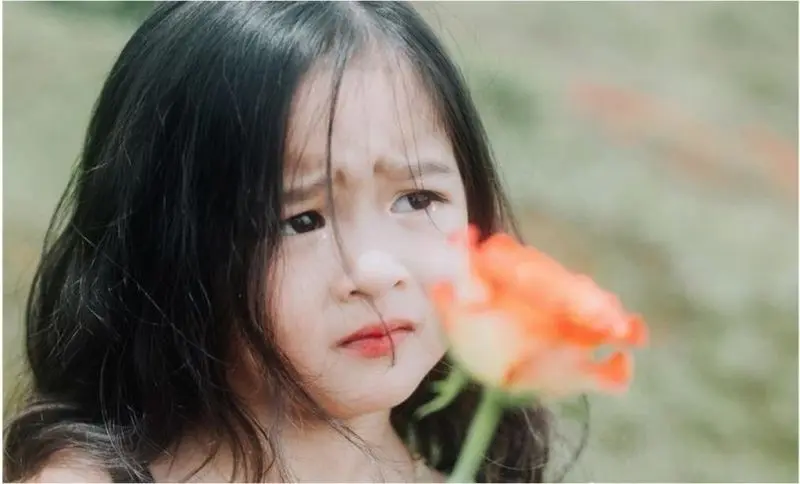 Em bé khóc với biểu cảm hờn dỗi cực dễ thương