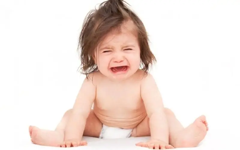 Hình ảnh em bé khóc nhưng vẫn toát lên nét ngây thơ