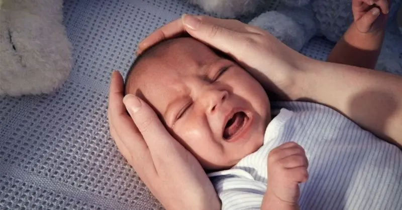 Khoảnh khắc ngộ nghĩnh khi em bé khóc đòi mẹ