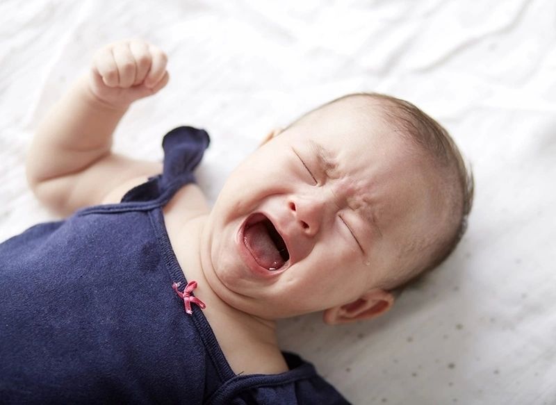 Biểu cảm dễ thương của em bé khóc khiến ai cũng bật cười