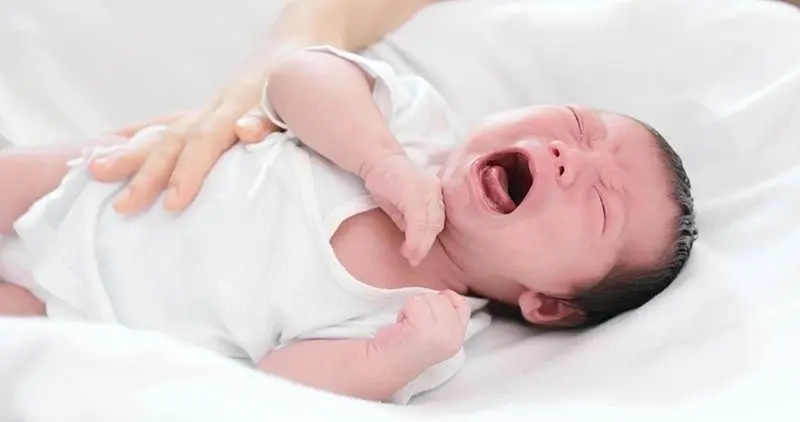 Hình ảnh em bé khóc với gương mặt đỏ au dễ thương
