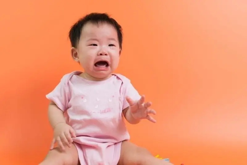 Biểu cảm bất ngờ của em bé khi khóc cực ngộ nghĩnh