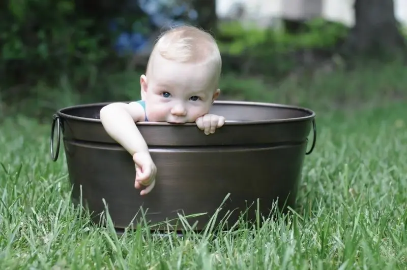 Biểu cảm ngộ nghĩnh của em bé cute khi nhìn máy ảnh