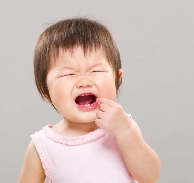 Em bé khóc với đôi mắt đầy cảm xúc khiến ai cũng tan chảy