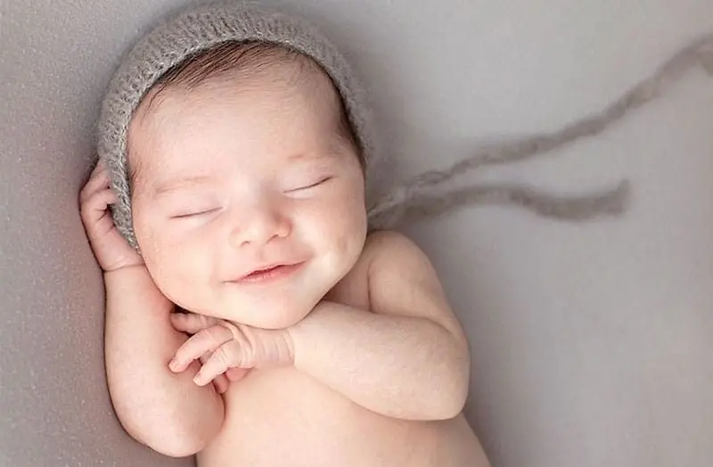 Em bé có má lúm đồng tiền với nụ cười tỏa sáng