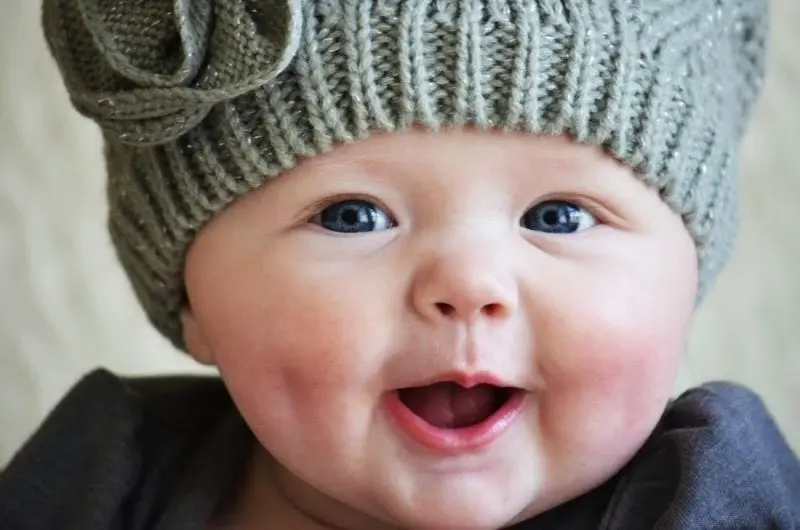 Gương mặt ngây thơ của em bé với đôi má lúm xinh xắn