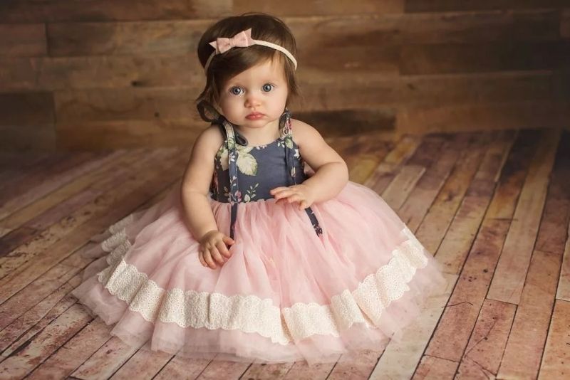 Hình ảnh em bé cute với nụ cười mỉm hiền hòa