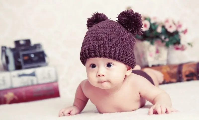 Hình ảnh em bé cute tạo dáng tinh nghịch