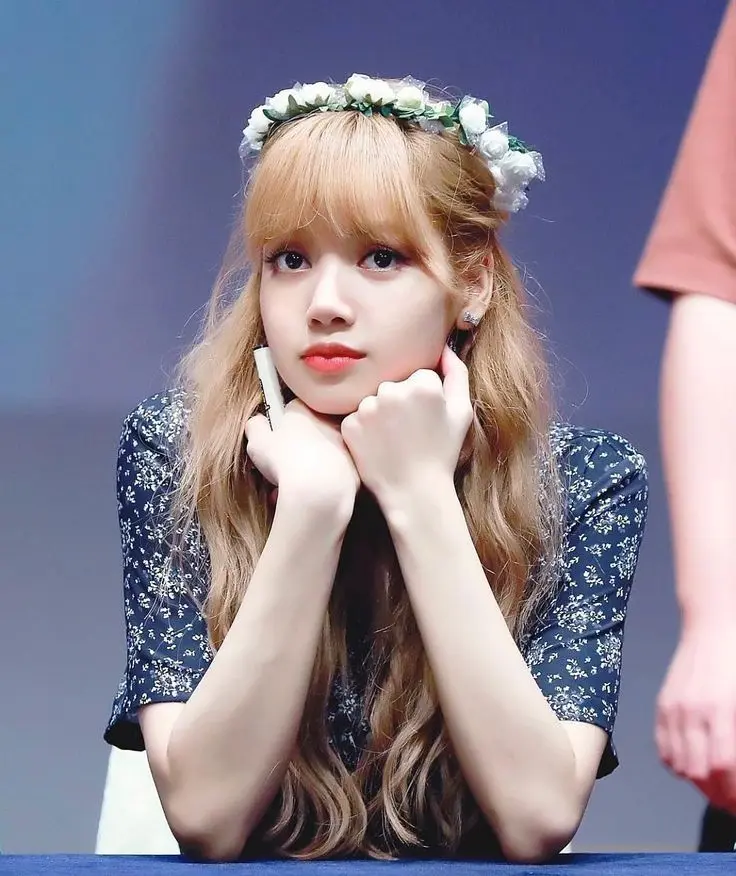 Hình ảnh Lisa cute khiến fan tan chảy Hình ảnh Lisa cute khiến fan tan chảy