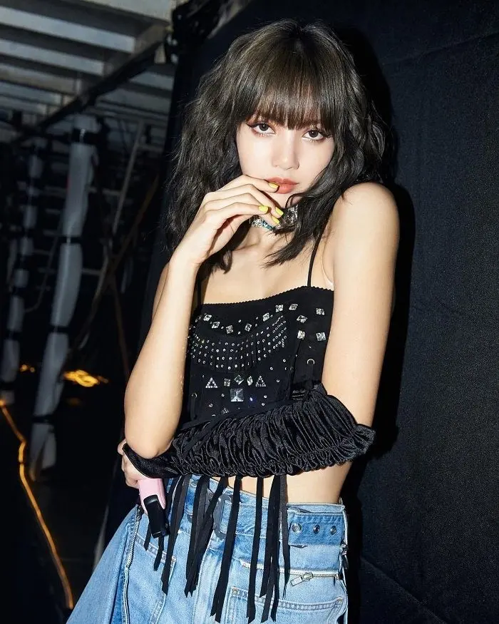 Hình ảnh Lisa ngầu làm bật lên phong cách cá tính Hình ảnh Lisa ngầu làm bật lên phong cách cá tính