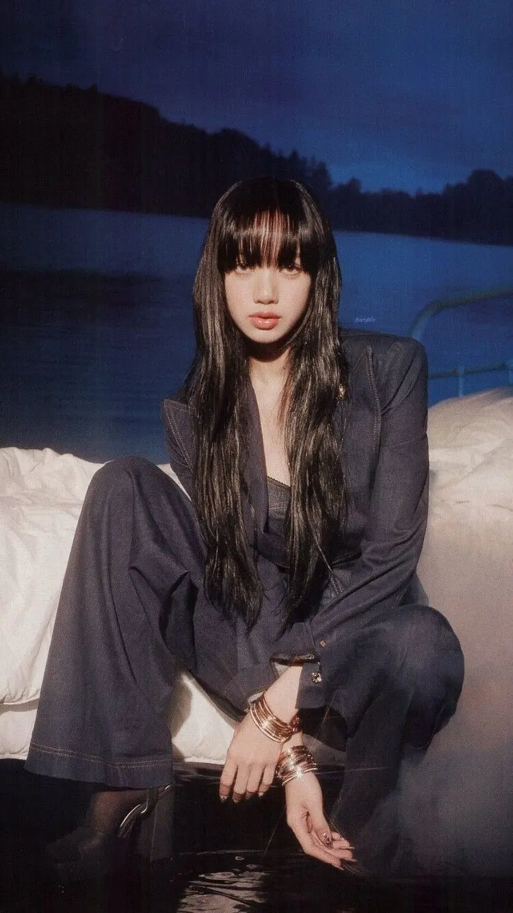 Hình ảnh Lisa ngầu với ánh nhìn đầy quyền lực Hình ảnh Lisa ngầu với ánh nhìn đầy quyền lực