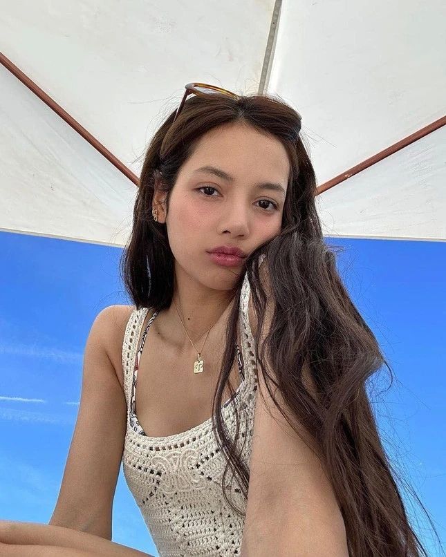 Hình ảnh Lisa xinh đẹp khiến fan không thể rời mắt Hình ảnh Lisa xinh đẹp khiến fan không thể rời mắt