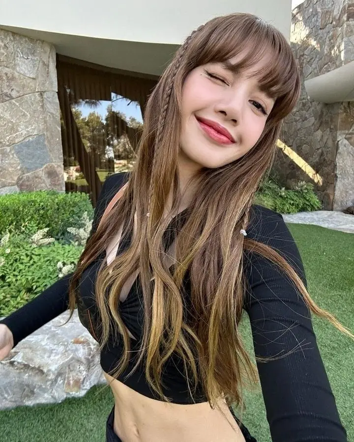 Ảnh Lisa xinh đẹp đầy phong thái nhẹ nhàng và cuốn hút Ảnh Lisa xinh đẹp đầy phong thái nhẹ nhàng và cuốn hút