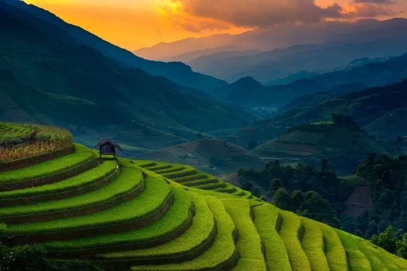 Rừng núi trùng điệp mang vẻ đẹp yên bình