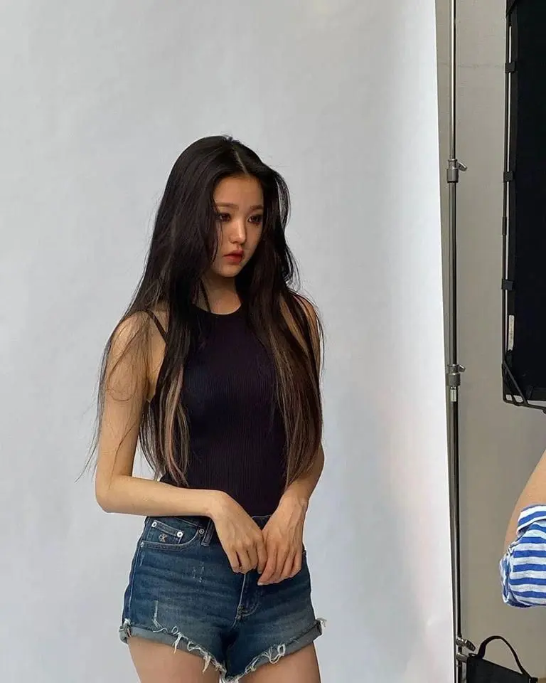 Ảnh Wonyoung ngầu với thần thái cuốn hút