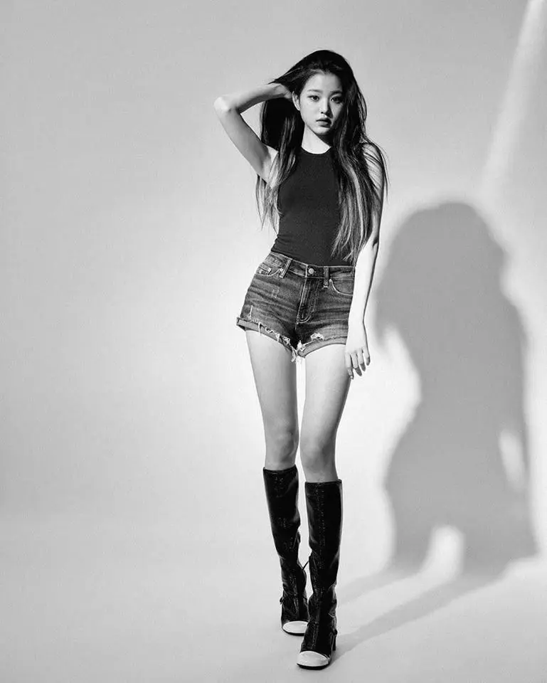 Ảnh Wonyoung ngầu đầy phong cách