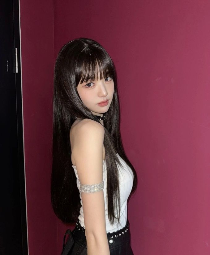 Ảnh Wonyoung ngầu với ánh mắt sắc sảo