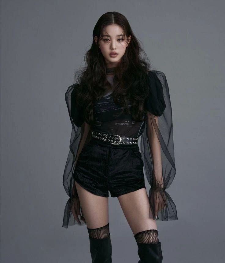 Ảnh Wonyoung ngầu và bí ẩn thu hút mọi ánh nhìn