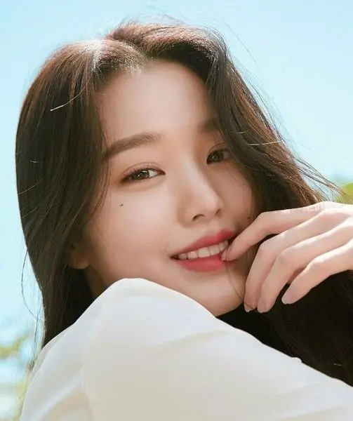 Ảnh Wonyoung đẹp với vẻ ngoài thanh lịch