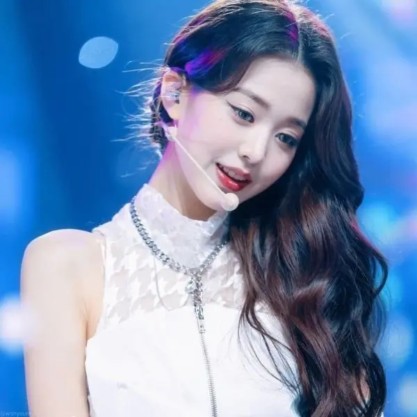 Ảnh Wonyoung đẹp nổi bật với nét duyên dáng
