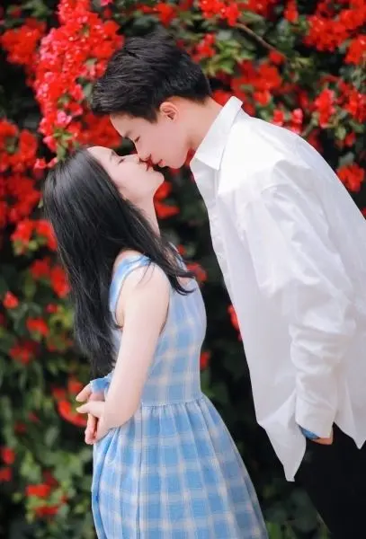 Hình ảnh cặp đôi yêu nhau ngồi bên nhau trong không gian yên bình