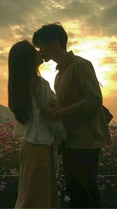 Cặp đôi yêu nhau với biểu cảm vui tươi bên nhau trong buổi hẹn hò
