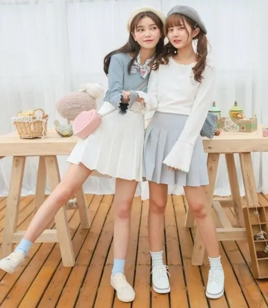 Đôi bạn thân nữ với góc chụp đẹp tự nhiên và nụ cười rạng rỡ