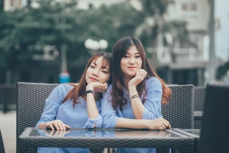 Khoảnh khắc đôi bạn thân nữ cùng nhau tạo dáng hóm hỉnh