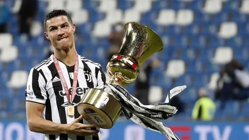 Ronaldo cùng chiếc cup danh hiệu lớn tại câu lạc bộ Ronaldo cùng chiếc cup danh hiệu lớn tại câu lạc bộ