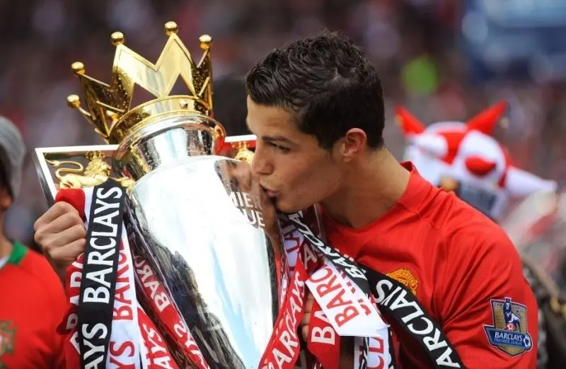 Ảnh Ronaldo cầm cup vô địch tại cấp câu lạc bộ Ảnh Ronaldo cầm cup vô địch tại cấp câu lạc bộ