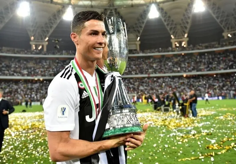 Ronaldo và khoảnh khắc cầm cup huyền thoại Ronaldo và khoảnh khắc cầm cup huyền thoại