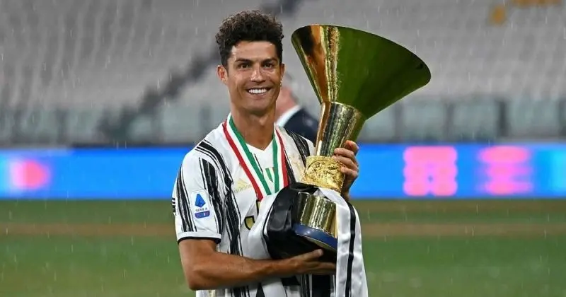 Ảnh Ronaldo nâng cao cup chiến thắng tại câu lạc bộ Ảnh Ronaldo nâng cao cup chiến thắng tại câu lạc bộ