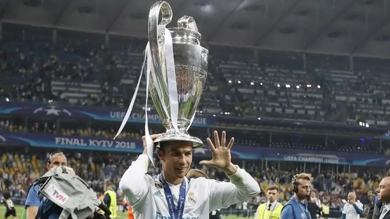 Ảnh Ronaldo cầm cup trong niềm hân hoan Ảnh Ronaldo cầm cup trong niềm hân hoan