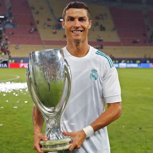 Hình ảnh Ronaldo cầm cup trong sự cổ vũ nhiệt tình Hình ảnh Ronaldo cầm cup trong sự cổ vũ nhiệt tình