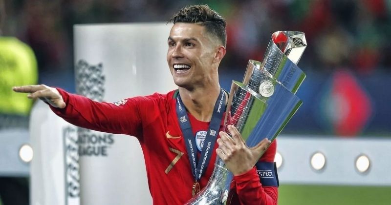 Ảnh Ronaldo cầm cúp tại cấp đội tuyển quốc gia 14 Ảnh Ronaldo cầm cúp tại cấp đội tuyển quốc gia 14