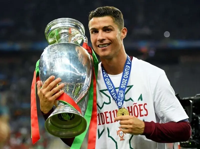 Ronaldo tự hào bên chiếc cup đội tuyển quốc gia Ronaldo tự hào bên chiếc cup đội tuyển quốc gia