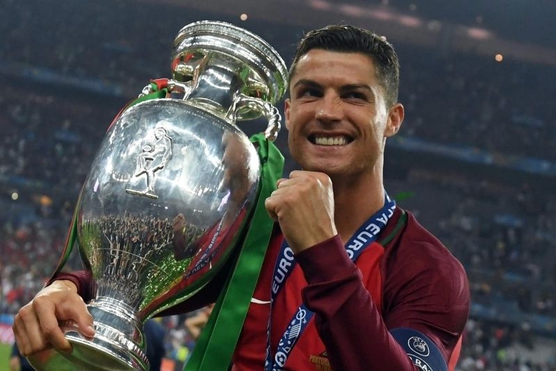 Ảnh Ronaldo cầm cup trong chiến thắng quốc tế Ảnh Ronaldo cầm cup trong chiến thắng quốc tế