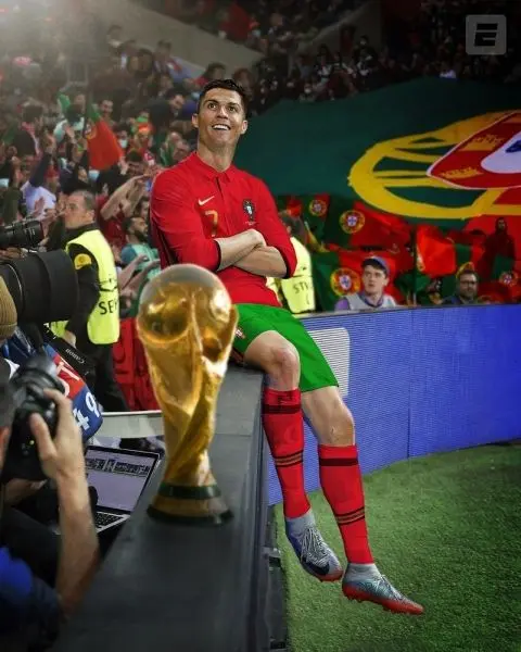 Ảnh Ronaldo cầm cup mang niềm vui về đất nước Ảnh Ronaldo cầm cup mang niềm vui về đất nước