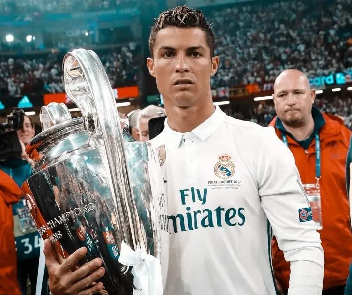 Khoảnh khắc Ronaldo cầm cup sau trận chung kết Khoảnh khắc Ronaldo cầm cup sau trận chung kết