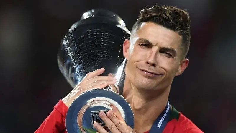 Ronaldo và chiếc cup lịch sử của đội tuyển quốc gia Ronaldo và chiếc cup lịch sử của đội tuyển quốc gia