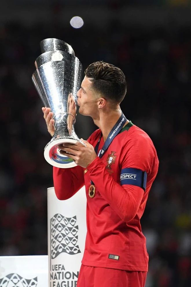 Ảnh Ronaldo cầm cup với lòng tự hào dân tộc Ảnh Ronaldo cầm cup với lòng tự hào dân tộc