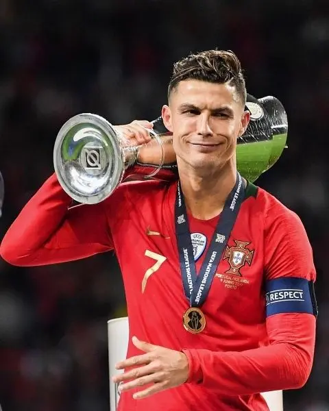 Ronaldo ăn mừng chiến thắng cùng cup quốc gia Ronaldo ăn mừng chiến thắng cùng cup quốc gia