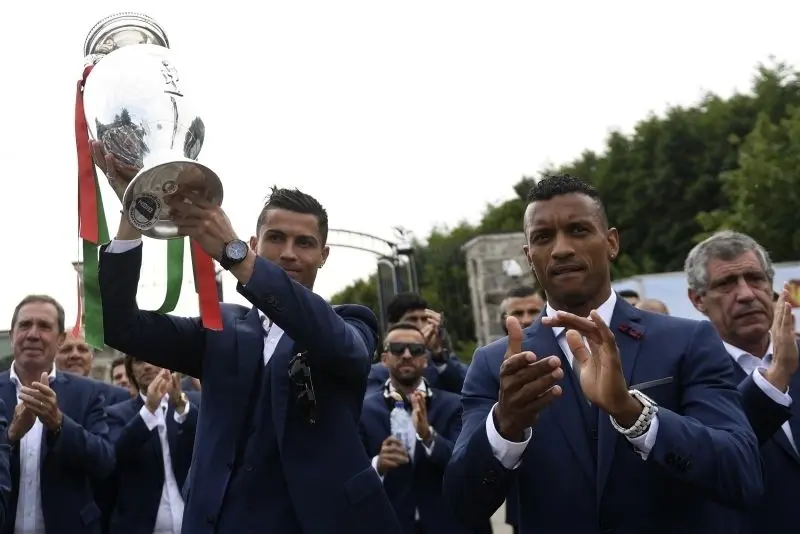 Ảnh Ronaldo và chiếc cup biểu tượng cho thành công đội tuyển Ảnh Ronaldo và chiếc cup biểu tượng cho thành công đội tuyển