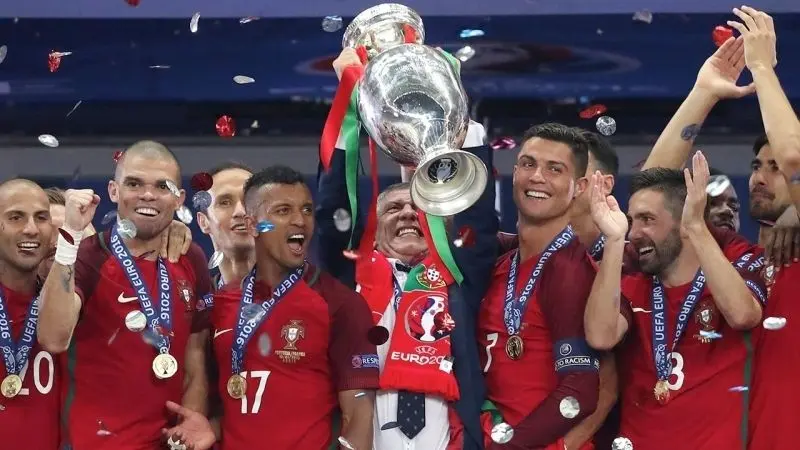 Ronaldo rạng ngời bên cup trong niềm vui chiến thắng Ronaldo rạng ngời bên cup trong niềm vui chiến thắng